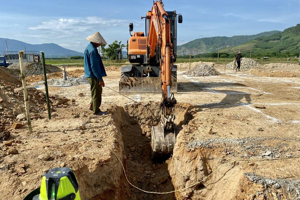 Hộ dân tiến hành đào móng để làm nhà tại khu Tái định cư cao tốc Bắc - Nam ở xã Kỳ Văn. Ảnh: Huyền Trang.