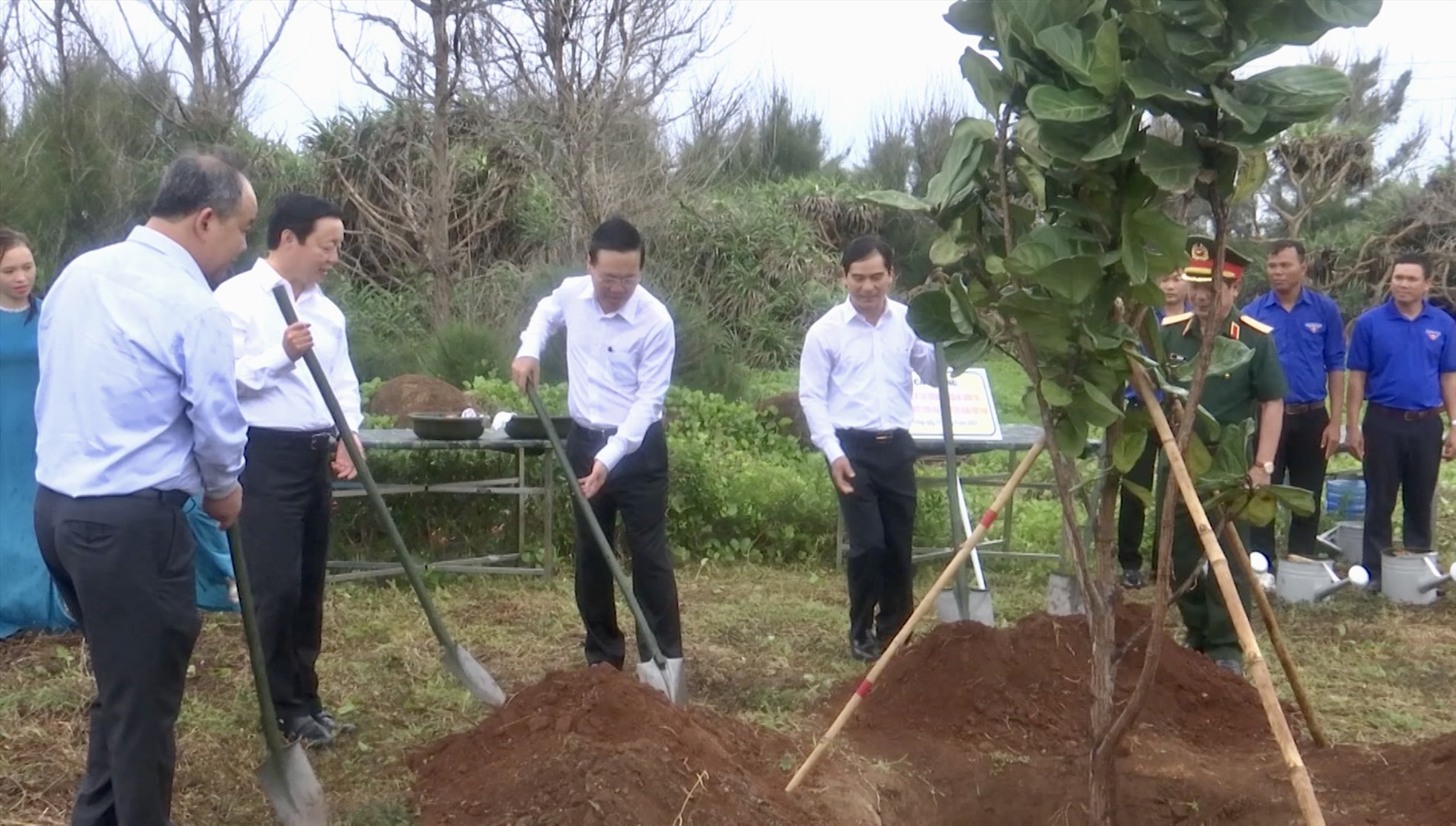 Chủ tịch nước cùng đoàn công tác trồng cây lưu niệm tại cột cờ chủ quyền đảo Phú Quý. Ảnh: Phạm Duy