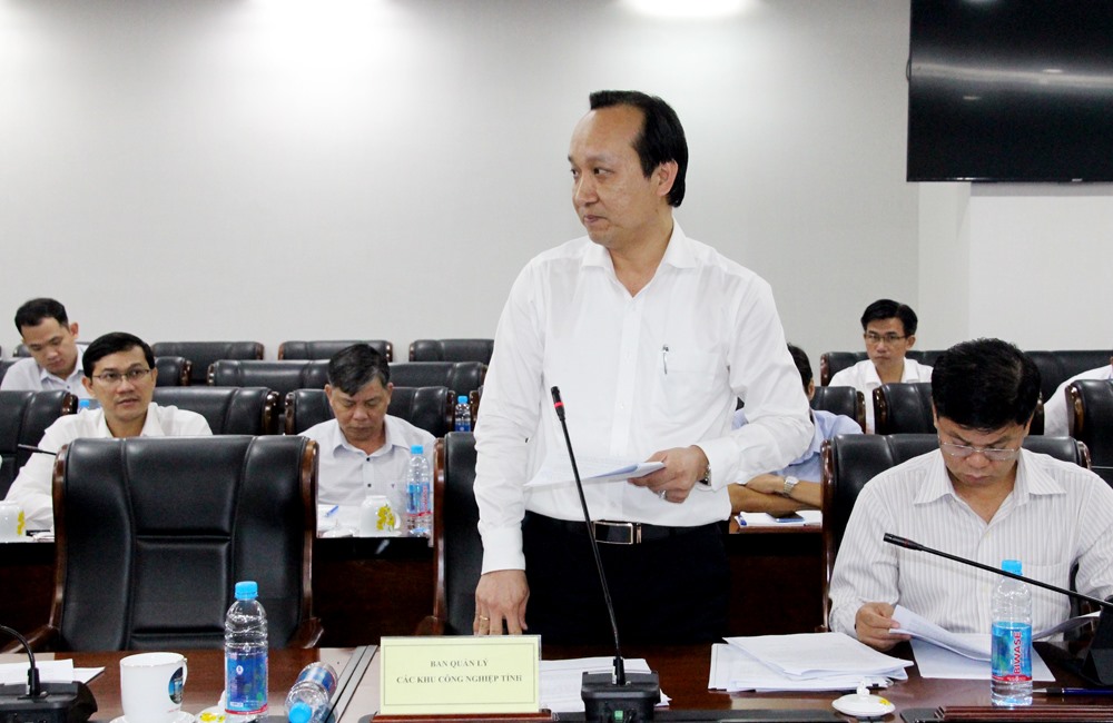 Ông Trương Văn Phong - Phó Trưởng Ban Quản lý các khu công nghiệp Bình Dương báo cáo tình hình giải quyết vướng mắc của các dự án đầu tư vào khu công nghiệp. Ảnh: UBND BD