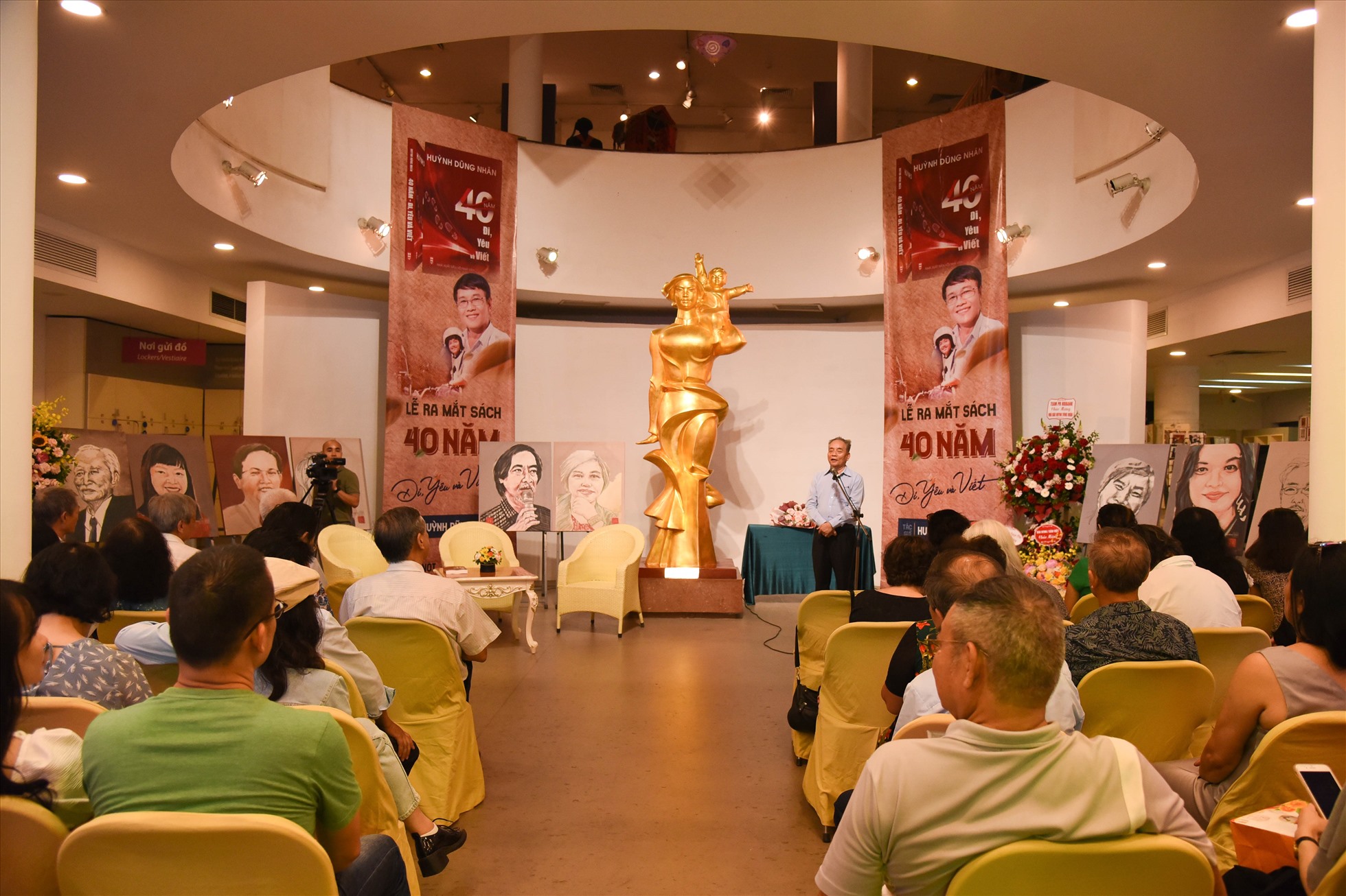 Buổi lễ ra mắt cuốn hồi ký của nhà báo Huỳnh Dũng Nhân tại Bảo tàng Phụ nữ Việt Nam. Ảnh: Thảo Quyên
