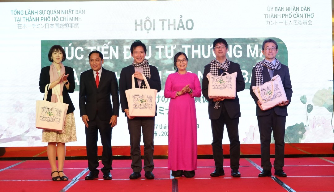 Phó chủ tịch UBND TP Cần Thơ Nguyễn Văn Hồng trao quà lưu niệm cho các khách mời