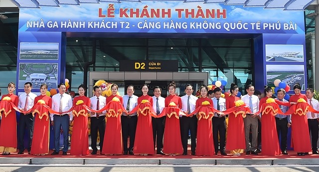 Các đại biểu cắt băng khánh thành Nhà ga hành khách T2 – Cảng HKQT Phú Bài. Ảnh: VGP