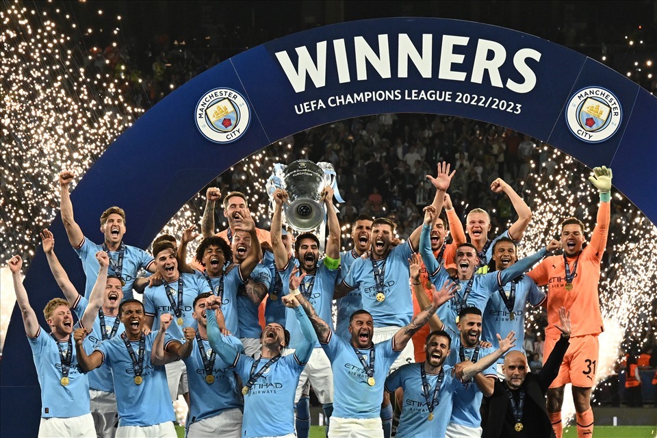 Man City sẽ chia tay nhiều người trong tấm hình này khi Pep Guardiola đến thời hạn cuối của hợp đồng hiện tại. Ảnh: AFP