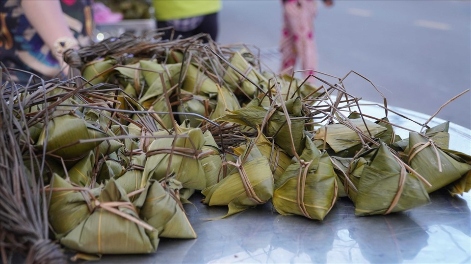 Bánh ú lá tre khi chín có màu vàng nhạt, nhân có vị ngọt thanh, vỏ bánh dẻo thơm, lớp lá tre vẫn còn xanh. Theo quan niệm, ăn bánh ú lá tre, hoa quả và rượu nếp vào ngày Tết Đoan Ngọ, bệnh tật trong người sẽ tiêu tan hết. Bánh thường được bán sỉ và dọc đường Phạm Thế Hiển. Ảnh: Anh Tú.