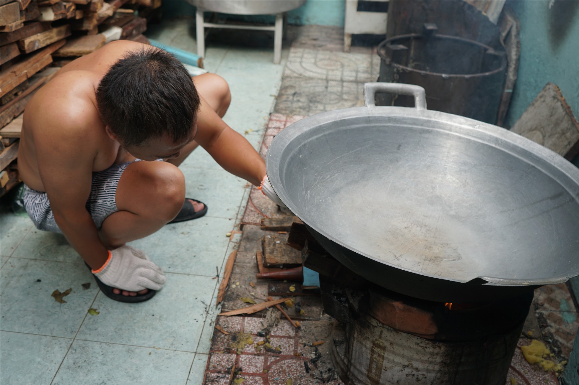 Các nguyên liệu để làm món bánh này giờ khó kiếm, lá tre, dây lát giờ phải đi xa để mua hoặc phải đặt ở các mối quen từ trước mới có. “Nhà anh làm lâu rồi, có mối quen nên lấy thẳng ở Tây Ninh, cỡ tối ngày 1/5 Âm lịch là người ta chở xuống cho mình “, anh An vừa nhóm củi vừa nói.