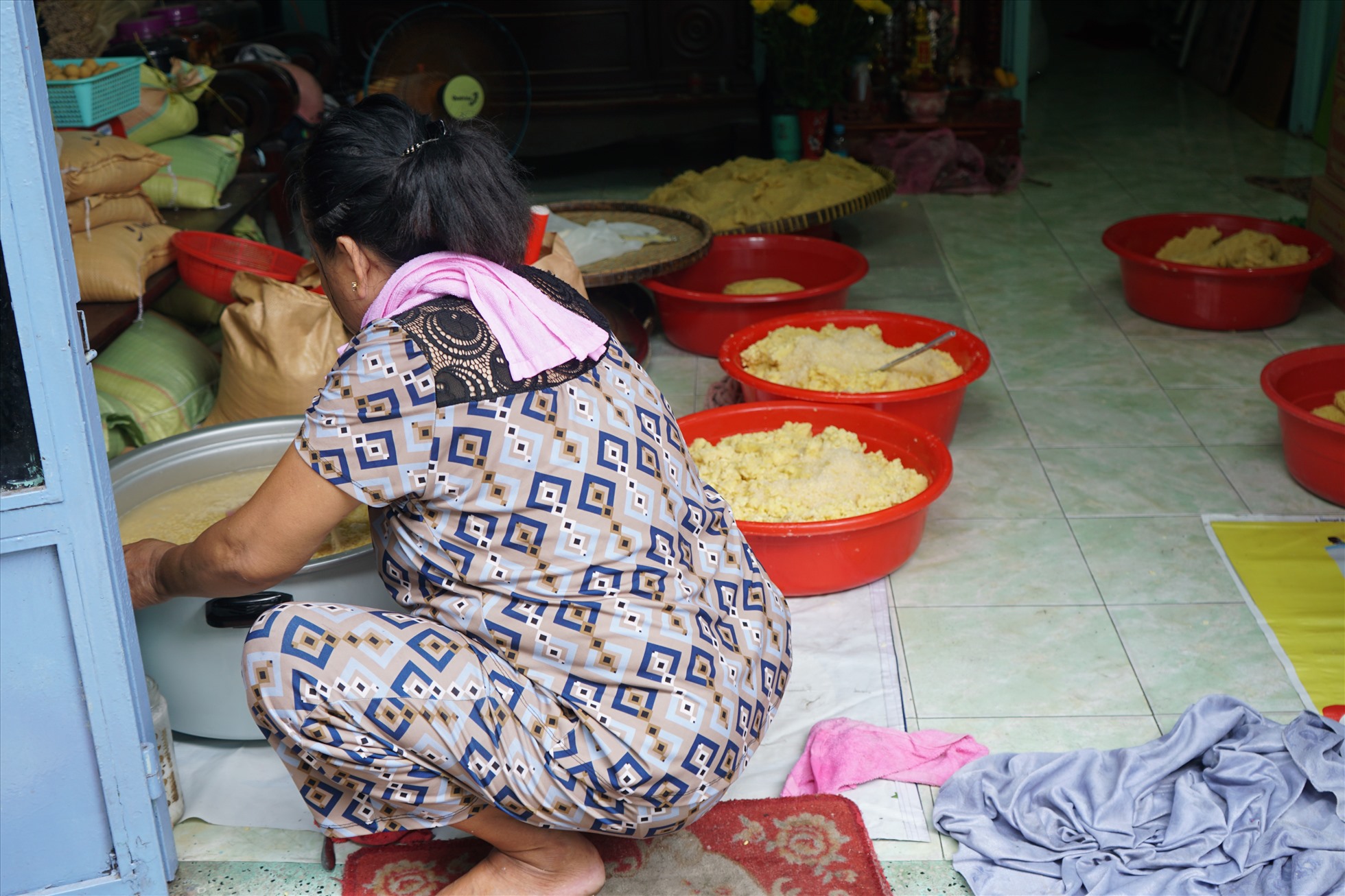 “Hàng ngày, xóm nhỏ này ai cũng bận rộn lo công việc, nhà tôi làm xưởng may nhưng tới dịp Tết Đoan Ngọ là anh em, dòng họ tụ lại, ai cũng thu xếp để cùng nhau làm bánh, một phần vì muốn giữ được nếp truyền thống, phần vì ai cũng mê làm,  tôi nghỉ khoảng 4- 5 ngày, để chuẩn bị đậu xanh, củi lửa, lá tre để làm bánh ú,” - Cô Yến chia sẻ.