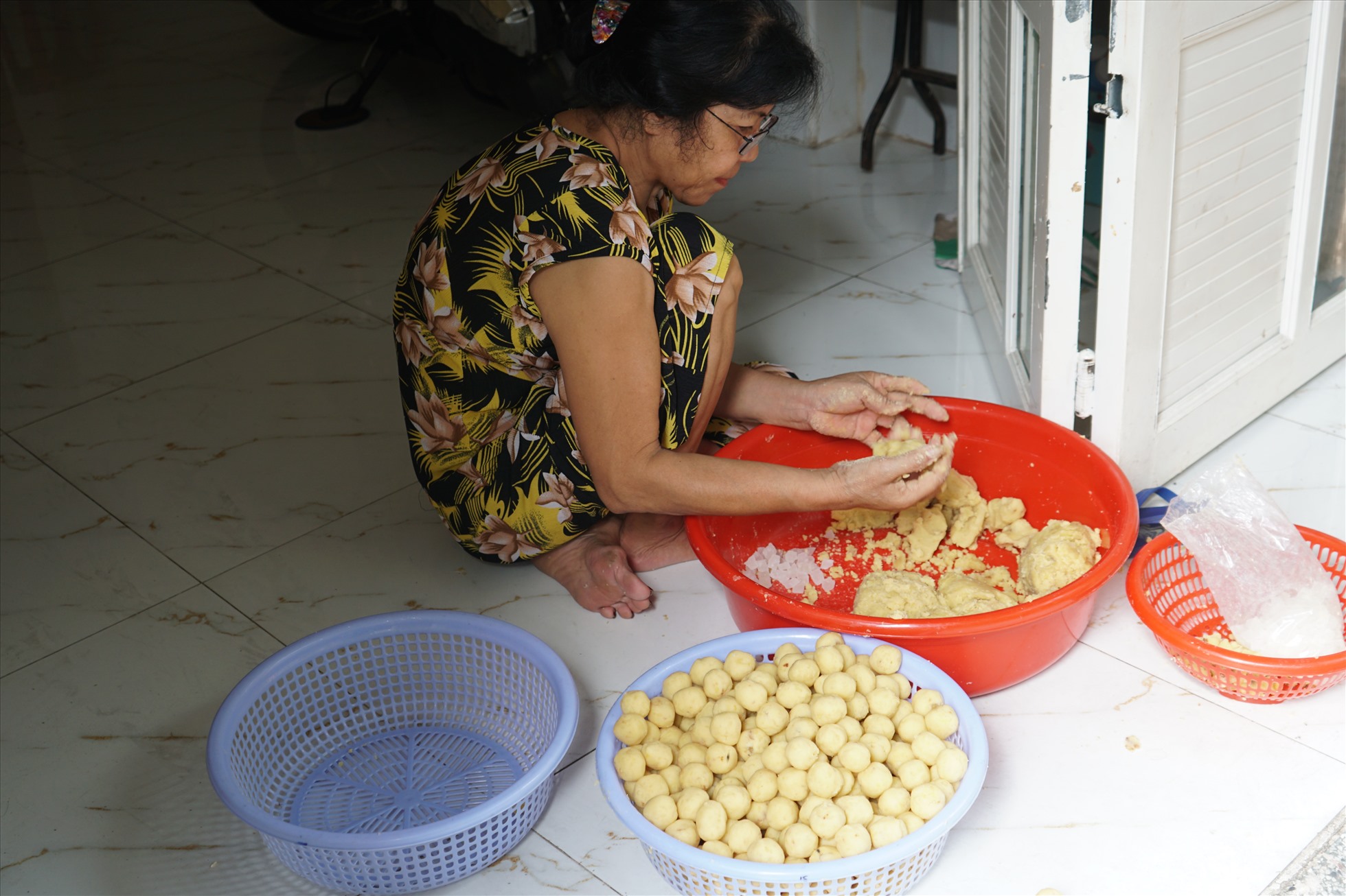 Nhân bánh được vo thành viên nhỏ, để kịp làm bánh, nhân được chuẩn bị trước đó một ngày.