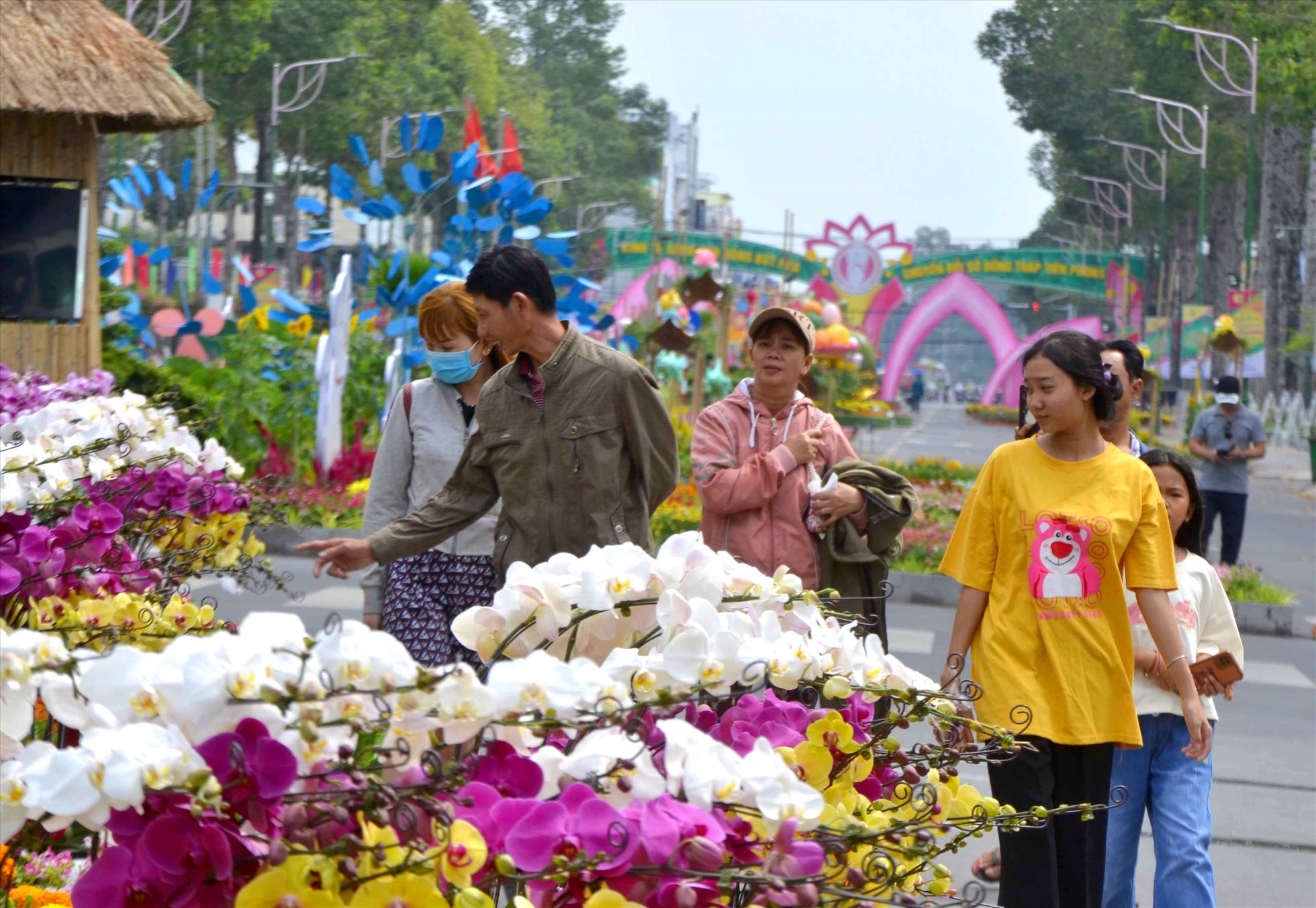 Nhiều năm qua, đường hoa Xuân ở TP Cao Lãnh thu hút nhiều khách trong và ngoài tỉnh đến thưởng lãm. Ảnh: Lâm Điền