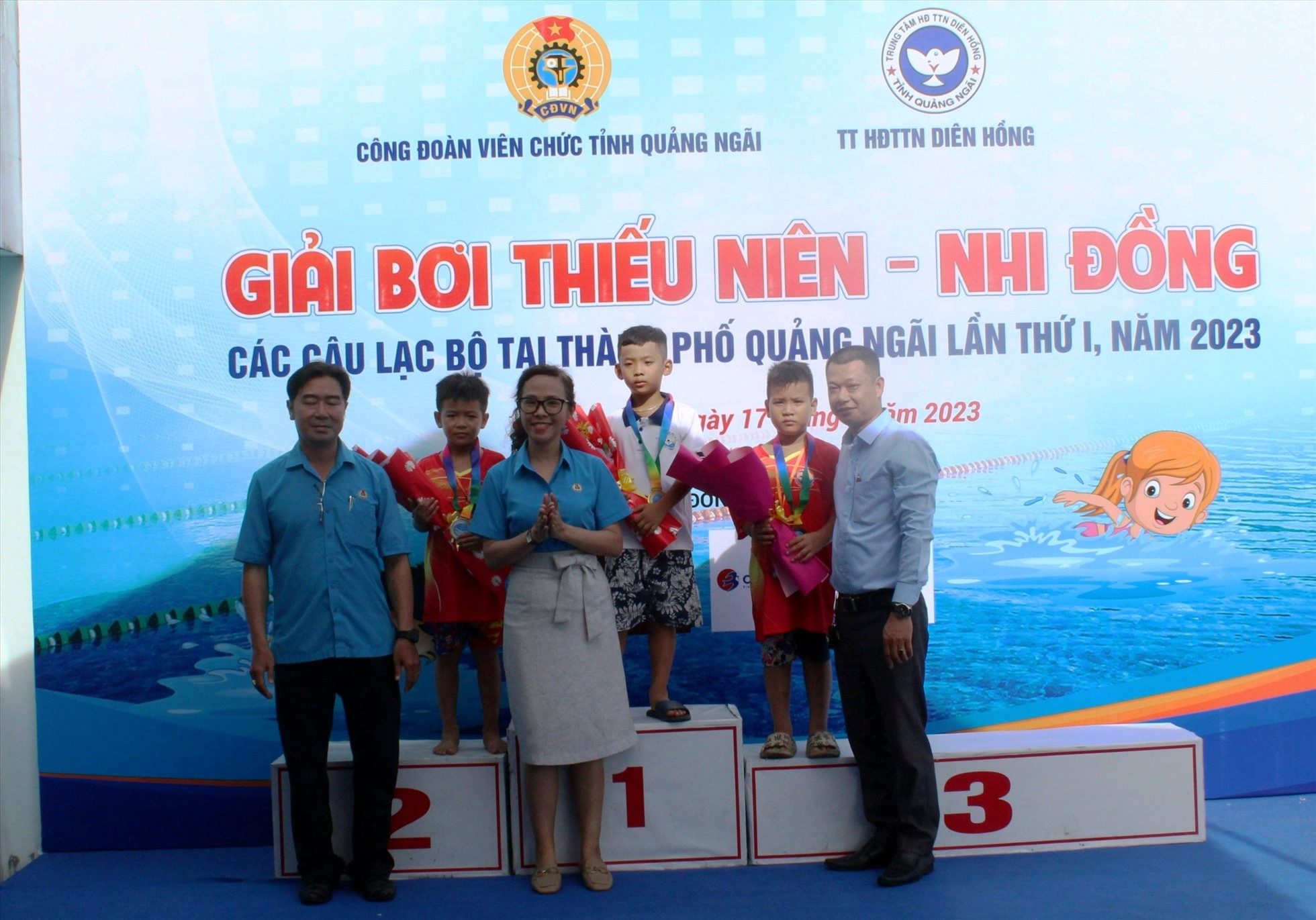 Ban tổ chức trao giải cho các vận động viên có thành tích xuất sắc tại nội dung bơi tự do (nam) lứa tuổi 6 - 8. Ảnh: Ngọc Viên