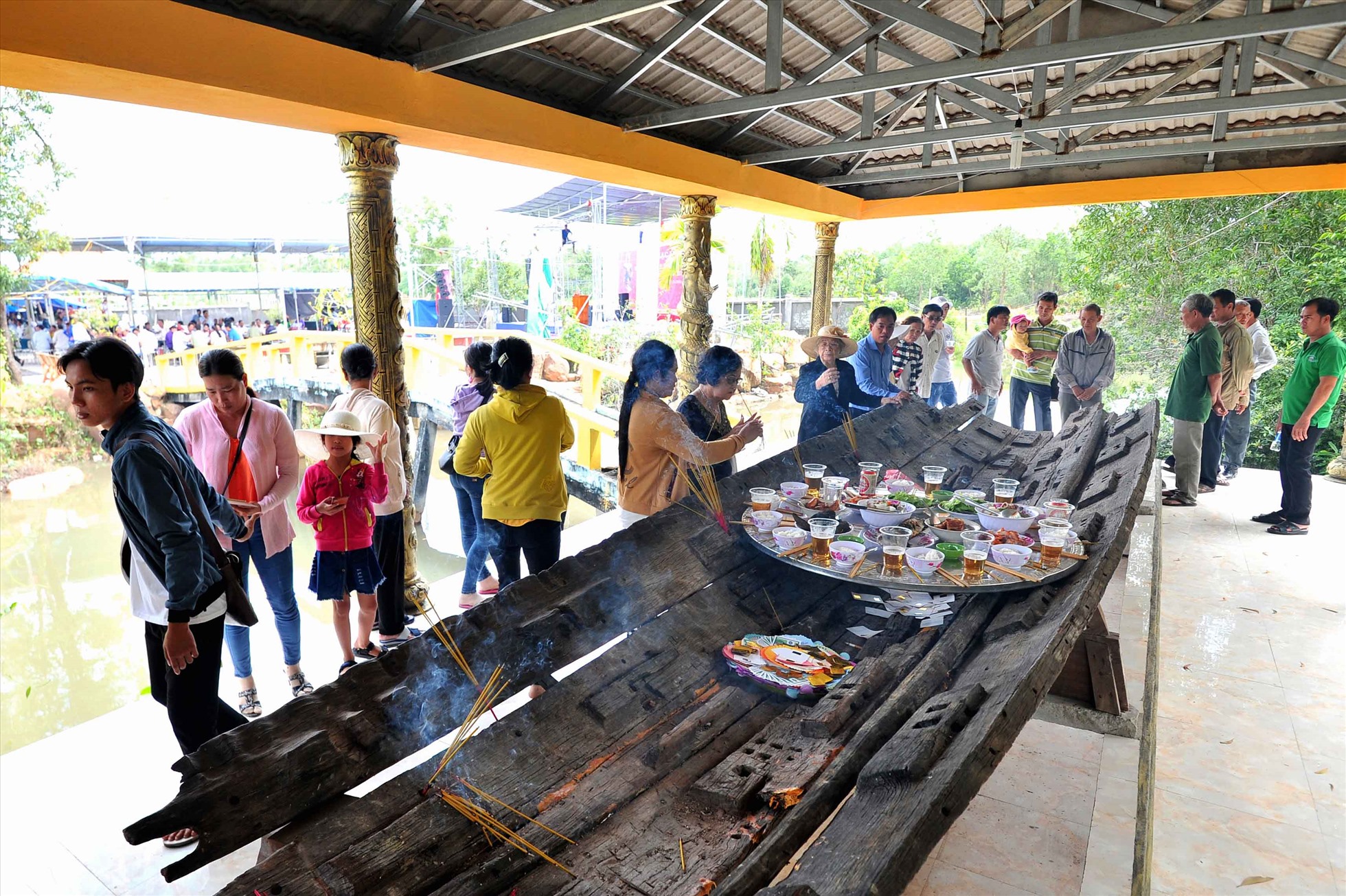 Tại đây cũng trưng bày chiếc ghe nghĩa quân ông Nguyễn Trung Trực dùng chở lương thực. Ảnh: Lục Tùng