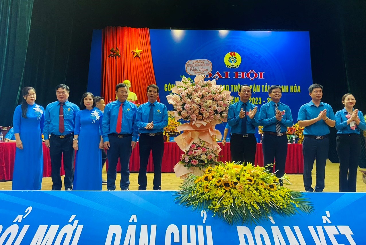 Đại diện lãnh đạo LĐLĐ tỉnh Thanh Hóa tặng hoa chúc mừng Đại hội. Ảnh: Minh Hoàng