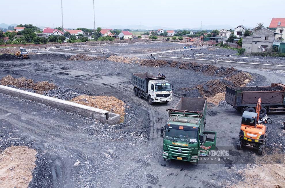 Dự án hạ tầng đất dân cư điểm xen kẹp thôn Tân Thành, xã Bình Dương nhờ sử dụng đất đá thải mỏ san lấp mặt bằng, dự án đã cơ bản hoàn thành hạng mục san nền. Ảnh: Đoàn Hưng