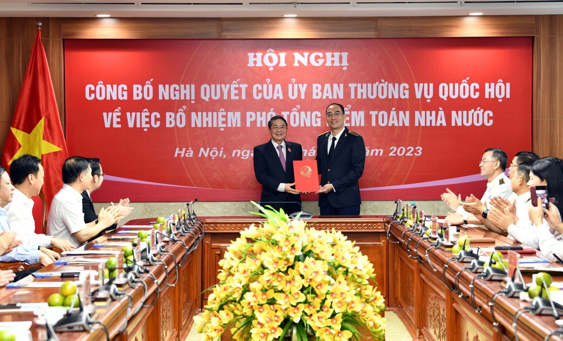 Phó Chủ tịch Quốc hội Nguyễn Đức Hải trao Nghị quyết bổ nhiệm của Ủy ban Thường vụ Quốc hội cho ông Bùi Quốc Dũng. Ảnh: VGP