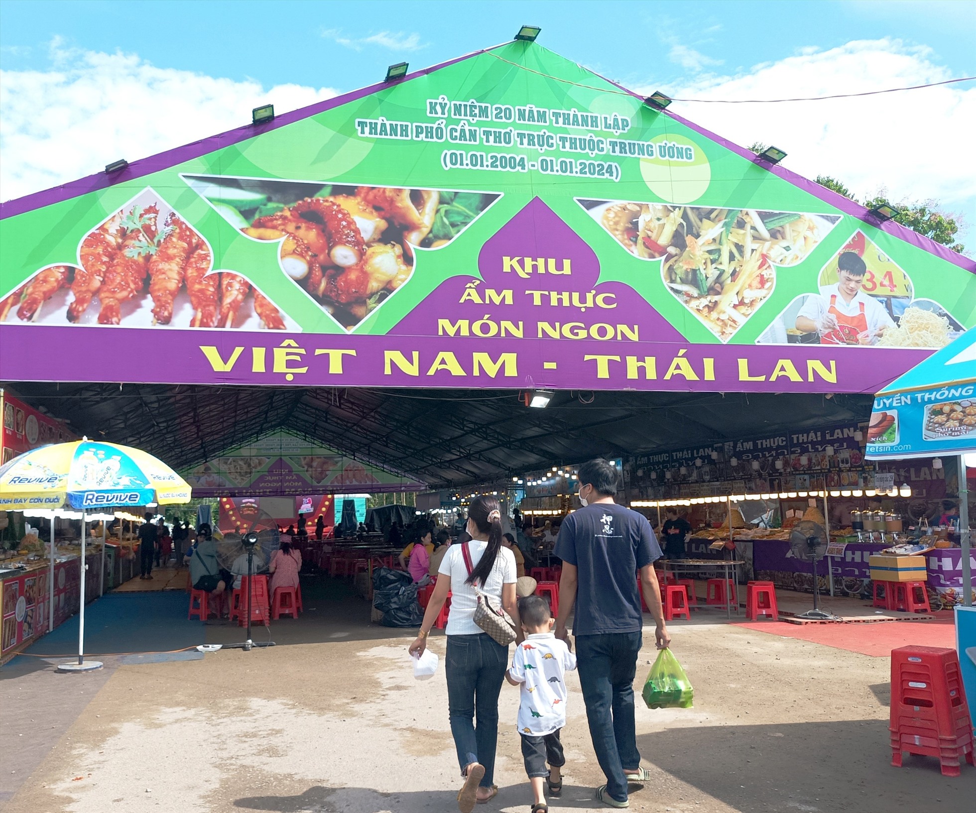 Khu ẩm thực món ngon Việt Nam - Thái Lan. Ảnh: Cẩm Tú