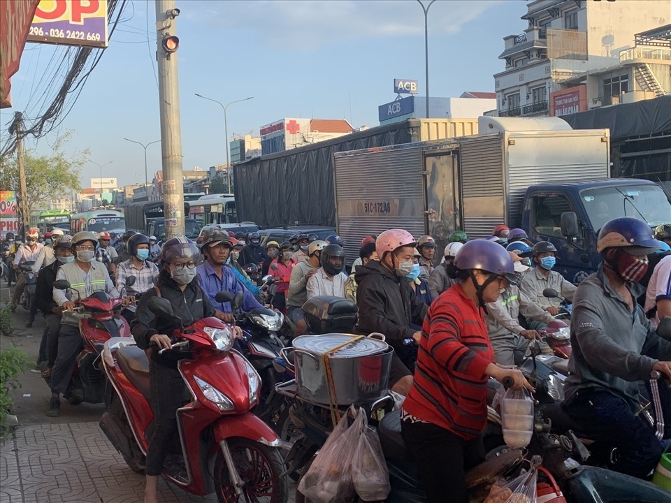 Kẹt xe trên đường Châu Văn Lồng giao với quốc lộ 51 đoạn qua tỉnh Đồng Nai. Ảnh: Hà Anh Chiến