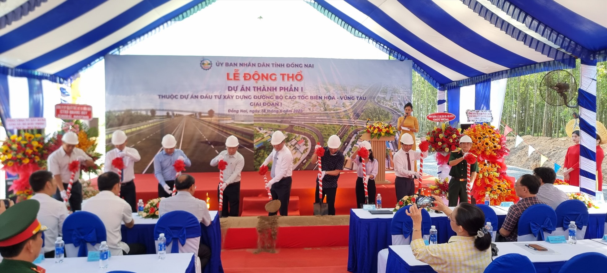 UBND tỉnh Đồng Nai cũng khởi công dự án thành phần 1 thuộc dự án Đầu tư xây dựng đường bộ cao tốc Biên Hòa - Vũng Tàu giai đoạn 1. Ảnh: Hà Anh Chiến