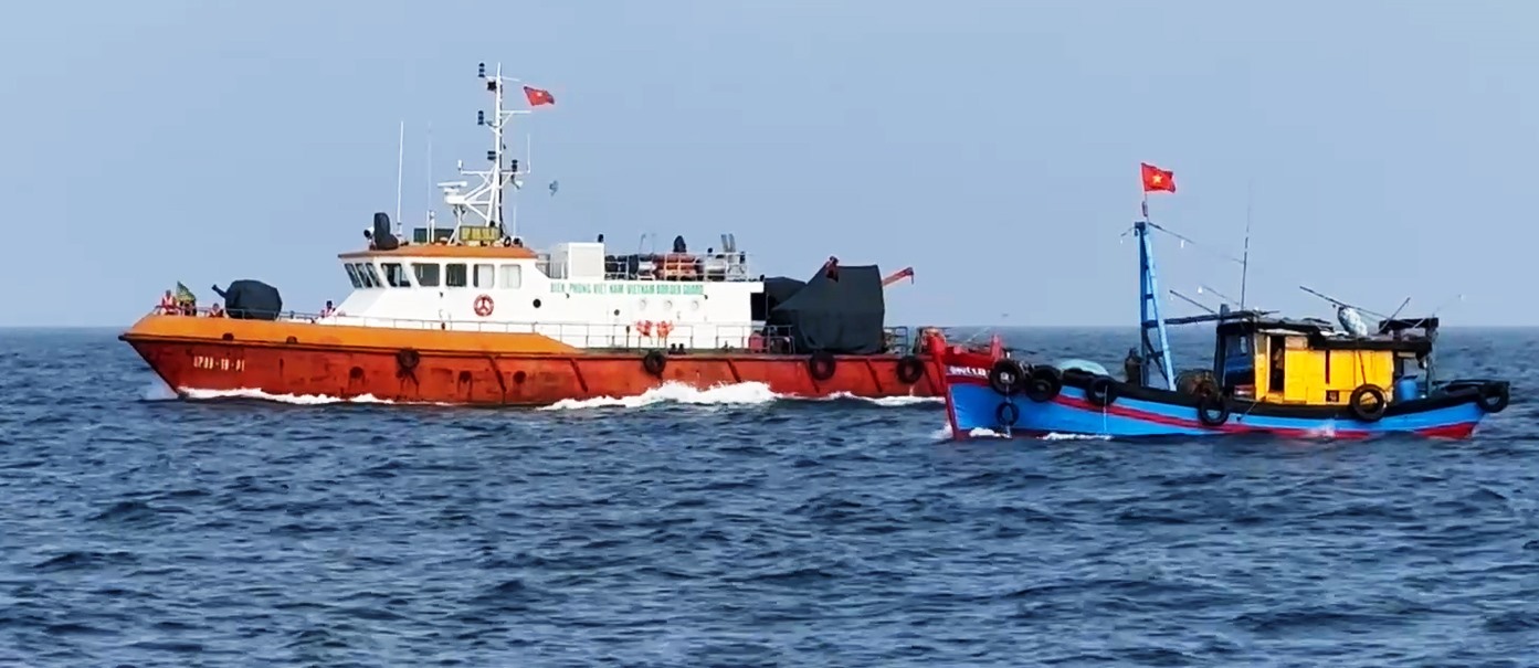 Bộ đội biên phòng Quảng Ngãi đã triển khai đồng bộ các biện pháp chống khai thác hải sản bất hợp pháp, qua đó xử phạt 41 tàu vi phạm. Ảnh: Ngọc Viên