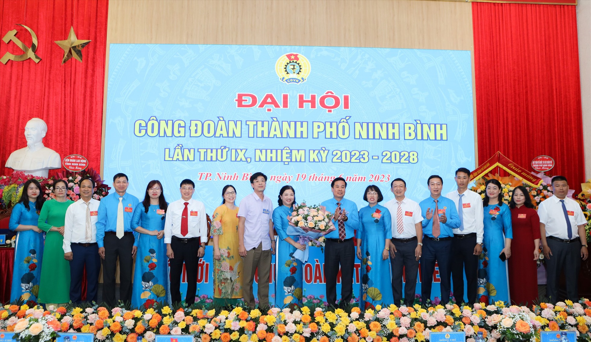 Các đại biểu tặng hoa chúc mừng Ban Chấp hành Công đoàn thành phố Ninh Bình khóa mới. Ảnh: Diệu Anh