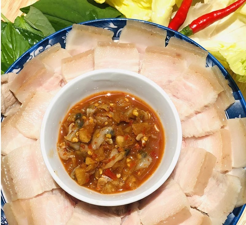 Mắm sò Lăng Cô ăn kèm thịt ba chỉ luộc. Ảnh: Bakafood