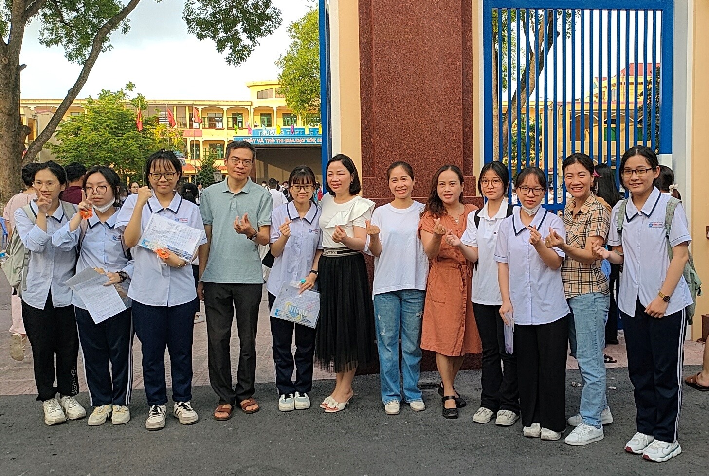 Ngoài cô Vân, nhiều giáo viên các trường THCS tại quận Hải An cũng đến để “tiếp lửa” cho các học trò trước kỳ thi quan trọng.