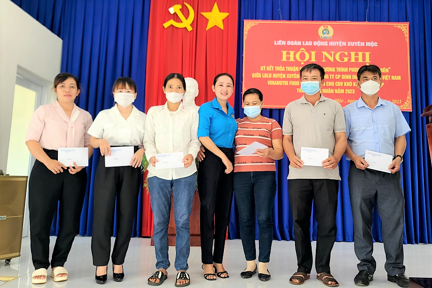 LĐLĐ huyện Xuyên Mộc tổ chức trao quà hỗ trợ người lao động trong Tháng Công nhân. Ảnh: LĐLĐ