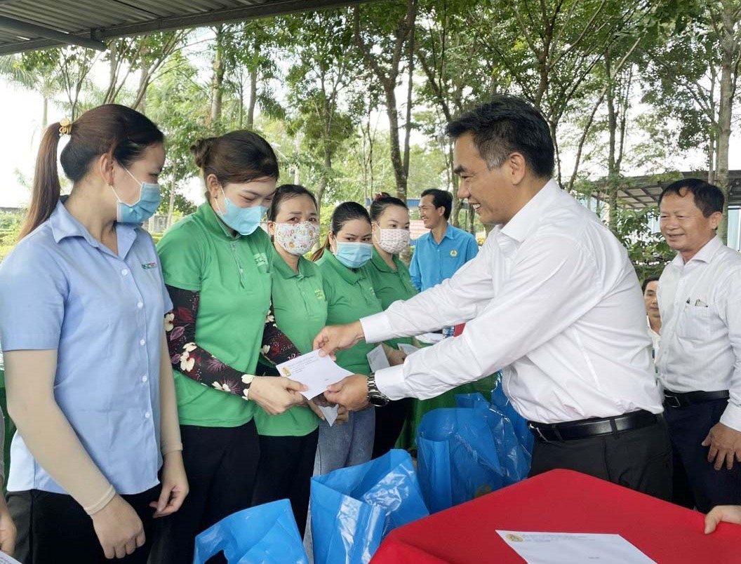 Ông Nguyễn Lộc Hà - Phó Chủ tịch UBND tỉnh Bình Dương trao quà hỗ trợ công nhân khó khăn ở huyện Bàu Bàng. Ảnh: UBND BD