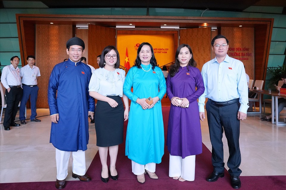 Đại biểu Nguyễn Văn Cảnh và nhiều đại biểu Quốc hội chọn trang phục áo dài ngũ thân. Ảnh: Quốc hội