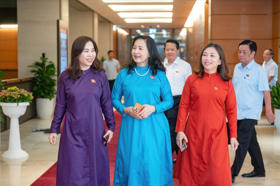 Các đại biểu nữ mặc áo dài ngũ thân dự kỳ họp Quốc hội. Ảnh: Quốc hội