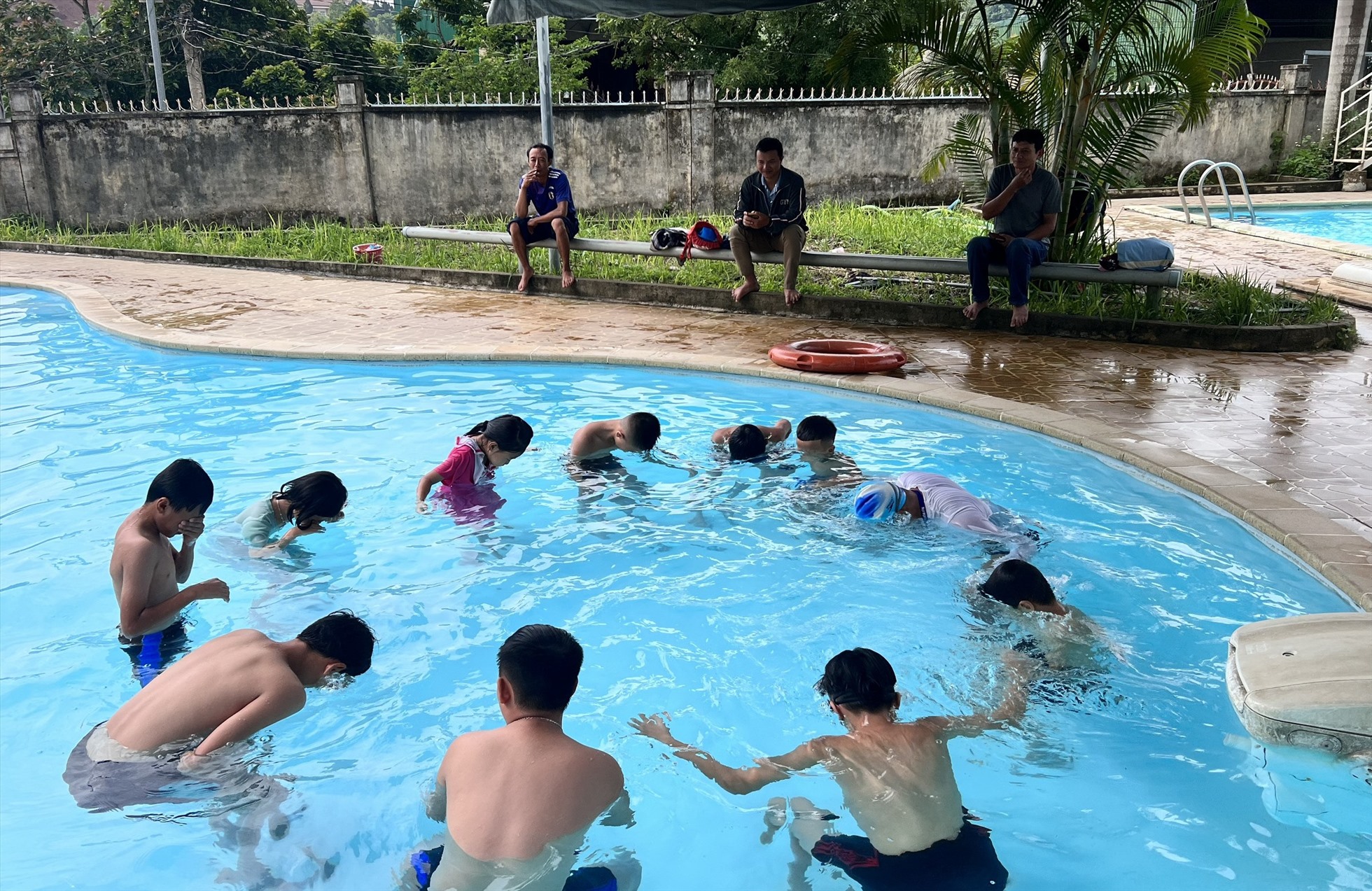 Kỹ năng bơi lội sẽ giúp các em nhỏ có khả năng phòng tránh các vụ tai nạn đuối nước. Ảnh: Lê Cung