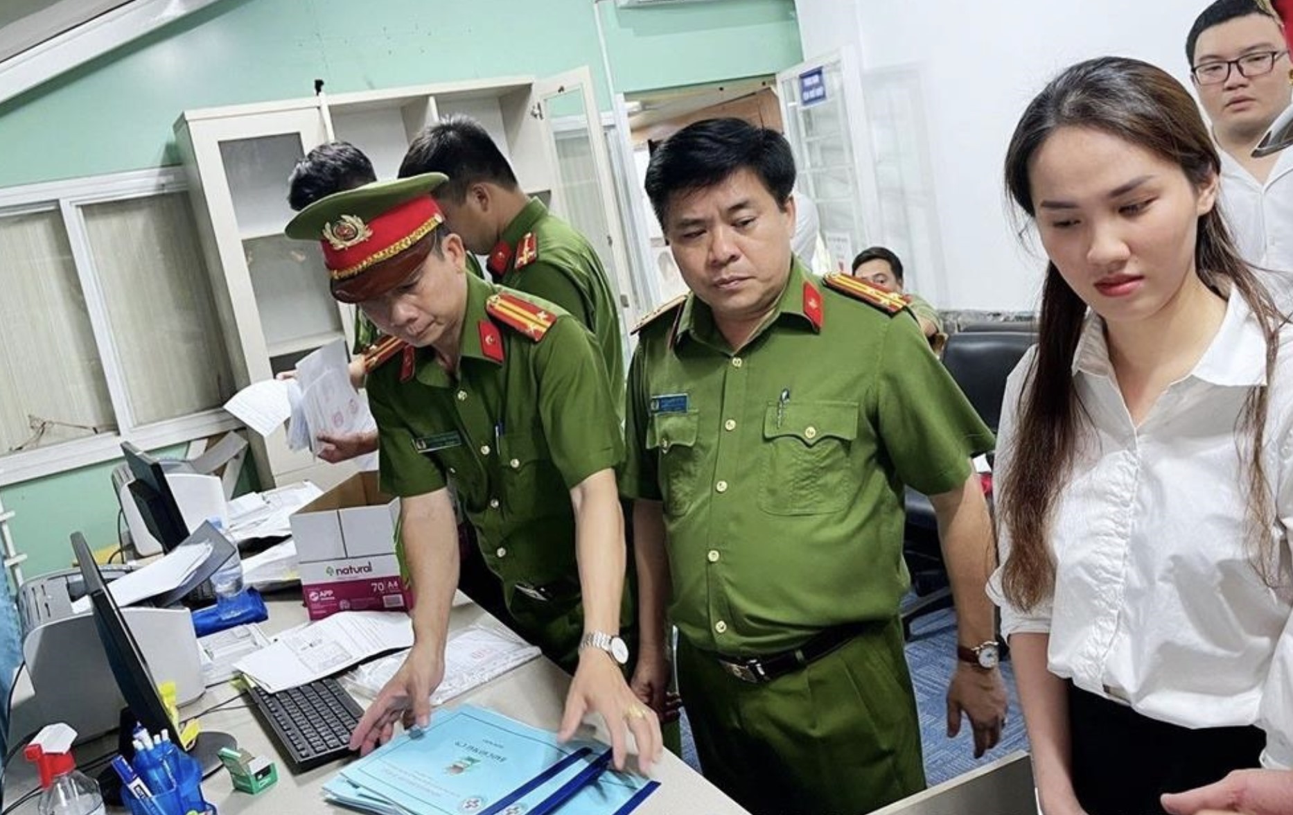Cơ quan công an khám xét một phòng khám đa khoa ở TP Biên Hoà. Ảnh: Hà Anh Chiến