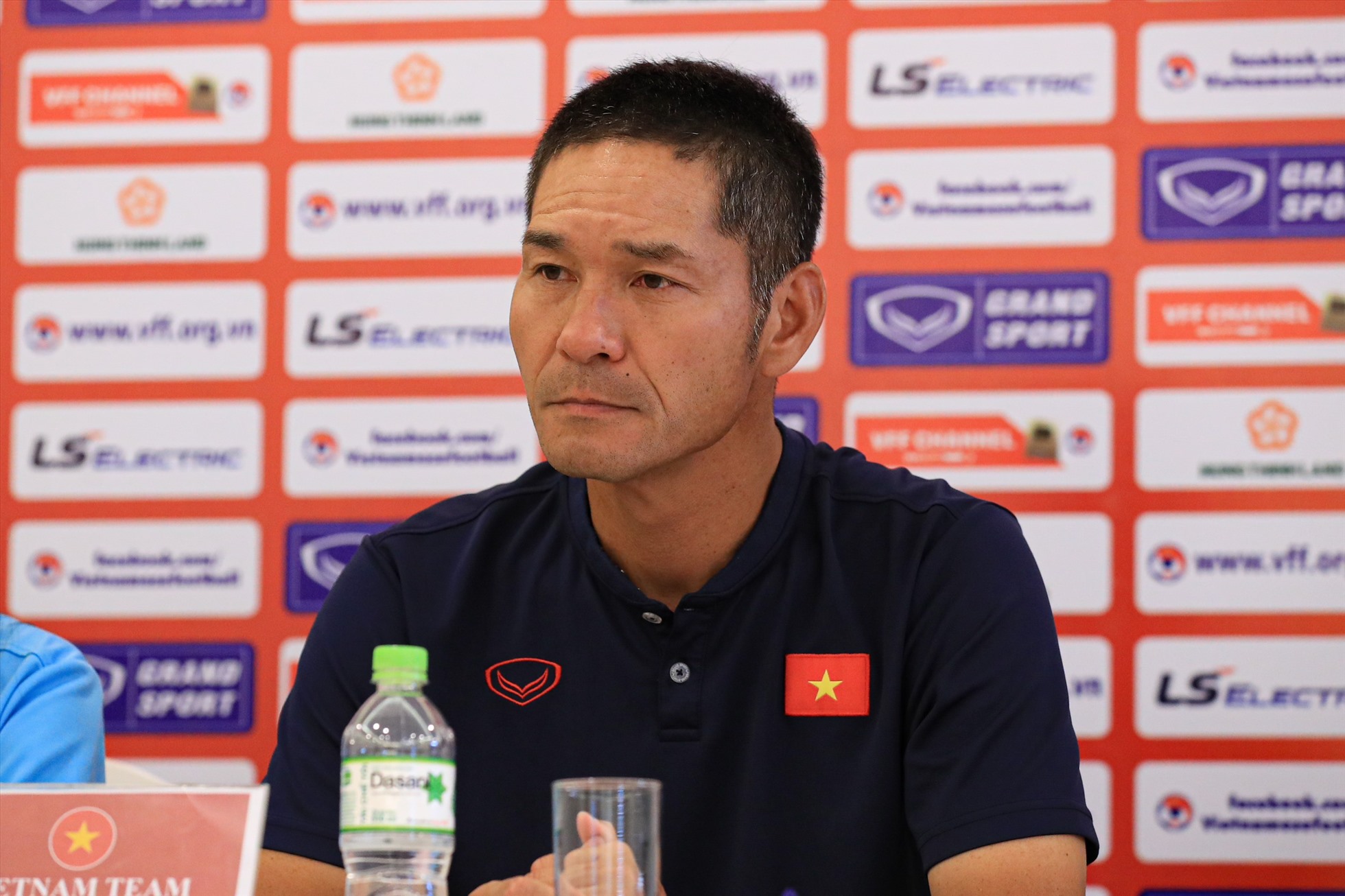 Huấn luyện viên trưởng U20 nữ Việt Nam Akira Ijiri phát biểu trước thềm vòng loại thứ 2 giải U20 nữ châu Á 2024. Ảnh: Minh Dân