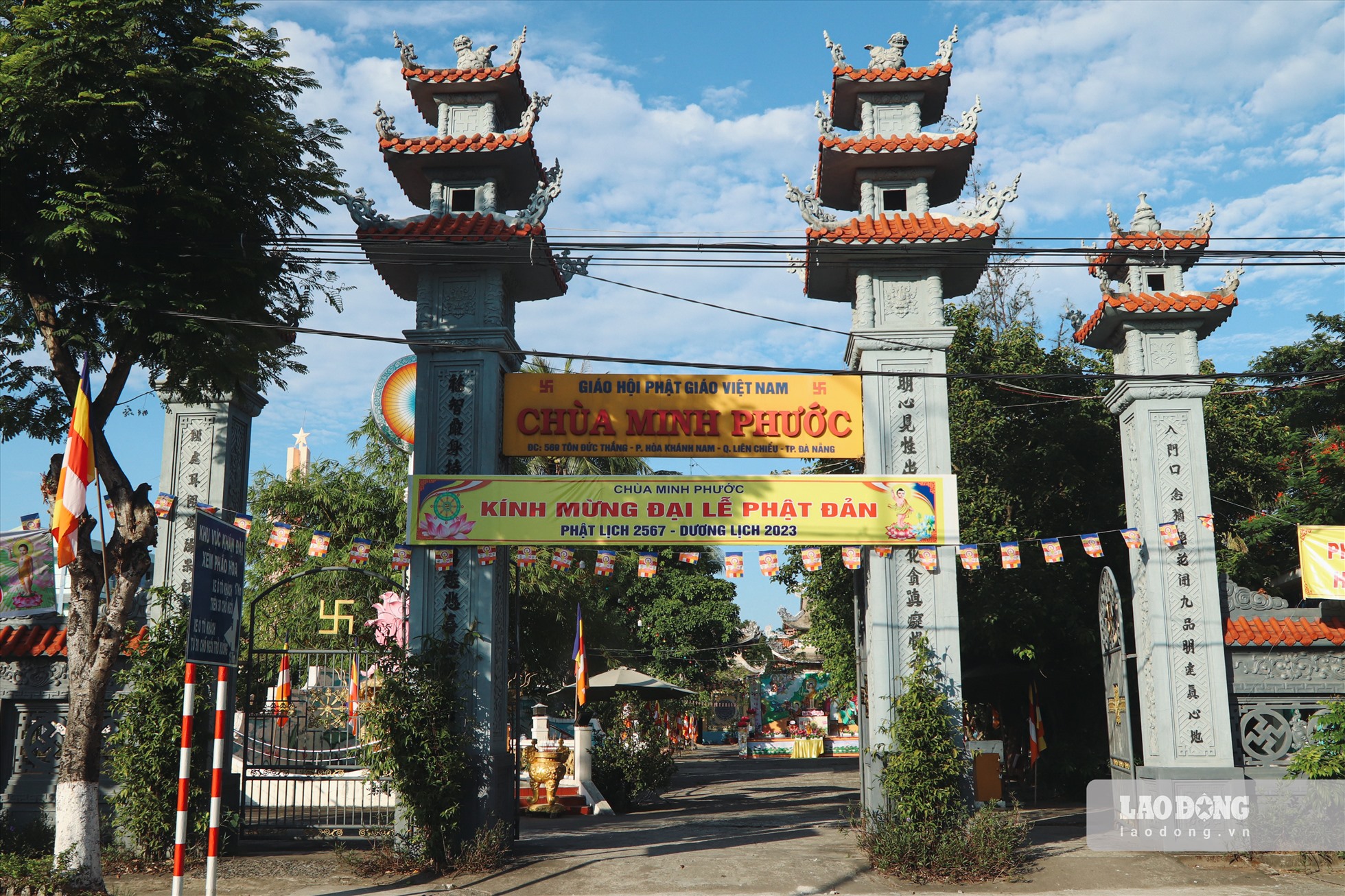 Tại TP Đà Nẵng, không khí rộn ràng, trang hoàng như lễ đài, xe hoa, cờ đèn, biểu ngữ… xuất hiện khắp các cơ sở thờ tự.
