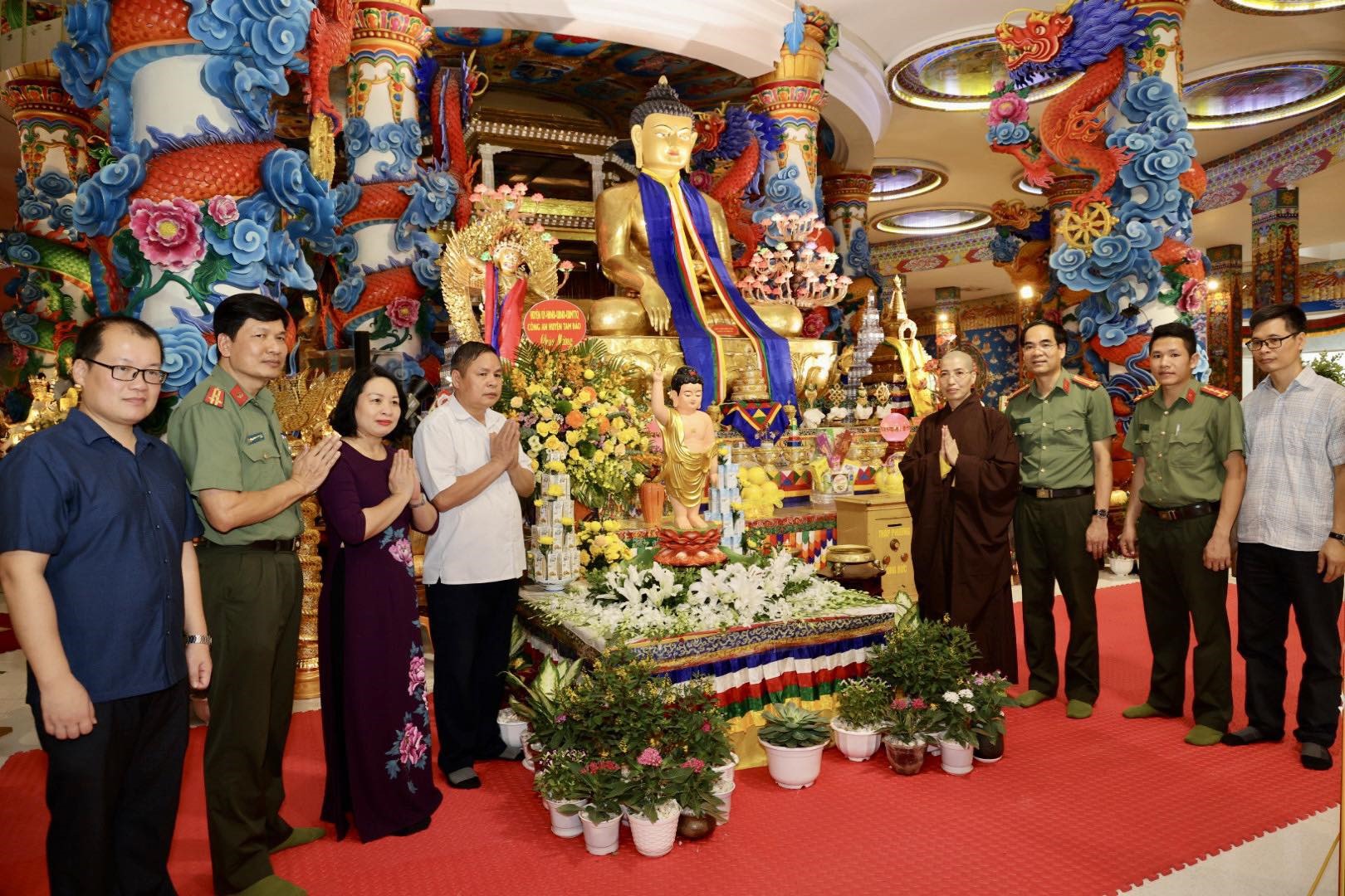 Đoàn Huyện ủy MTTQ huyện Tam Đảo cùng tham quan Chính điện, lễ Phật và thực hành Nghi thức tắm Phật tại Đại Bảo tháp Mandala Tây Thiên. Ảnh: BTC