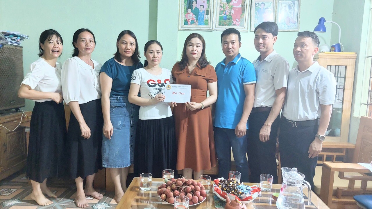 LĐLĐ huyện Than Uyên trao số tiền hỗ trợ cho chị Lê Thị Hoa. Ảnh: Hoàng Luyến.