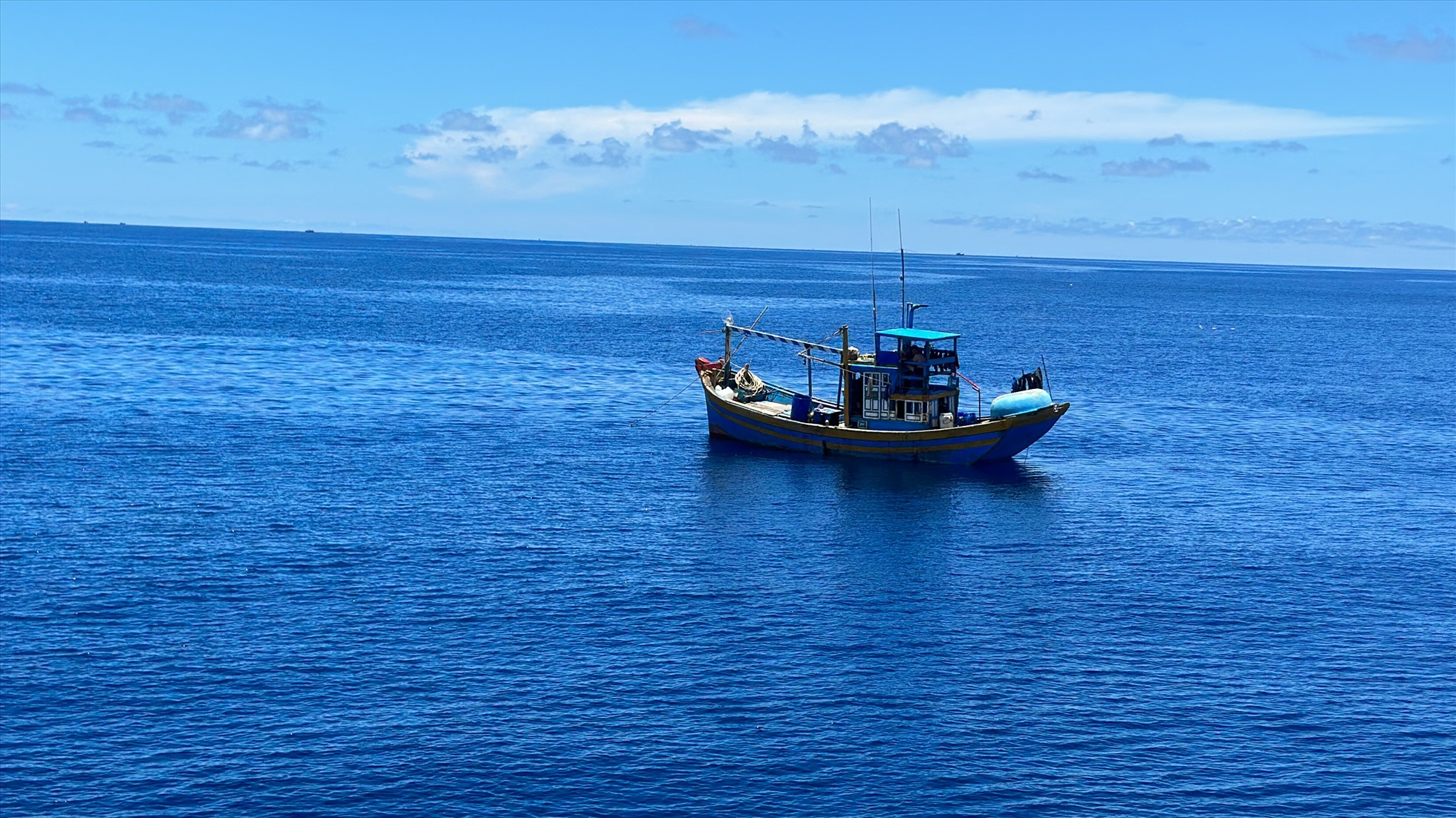 Tàu cá đánh bắt ngoài khơi đảo Phú Quý. Ảnh: Duy Tuấn