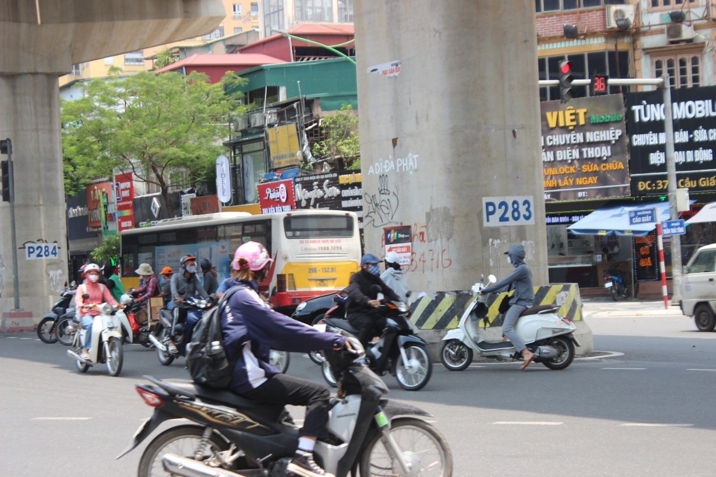 Tại nút giao đường Nguyễn Phong Sắc - Xuân Thủy - Trần Thái Tông (quận Cầu Giấy, Hà Nội), nhiều phương tiện vượt đèn đỏ để di chuyển tới gầm cầu chống nắng. Ảnh: Minh Hồng.