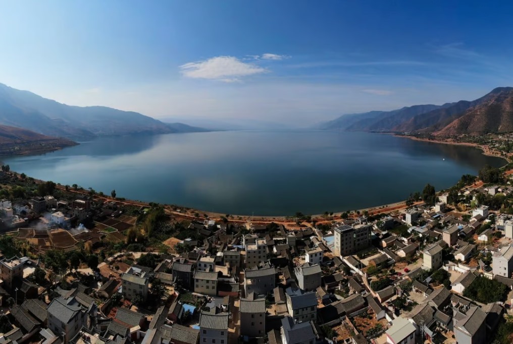 Hồ Trừng Hải ở tỉnh Vân Nam, nơi phụ thuộc nhiều vào thủy điện nhưng không có nhiều mưa trong những tháng gần đây. Ảnh: Xinhua