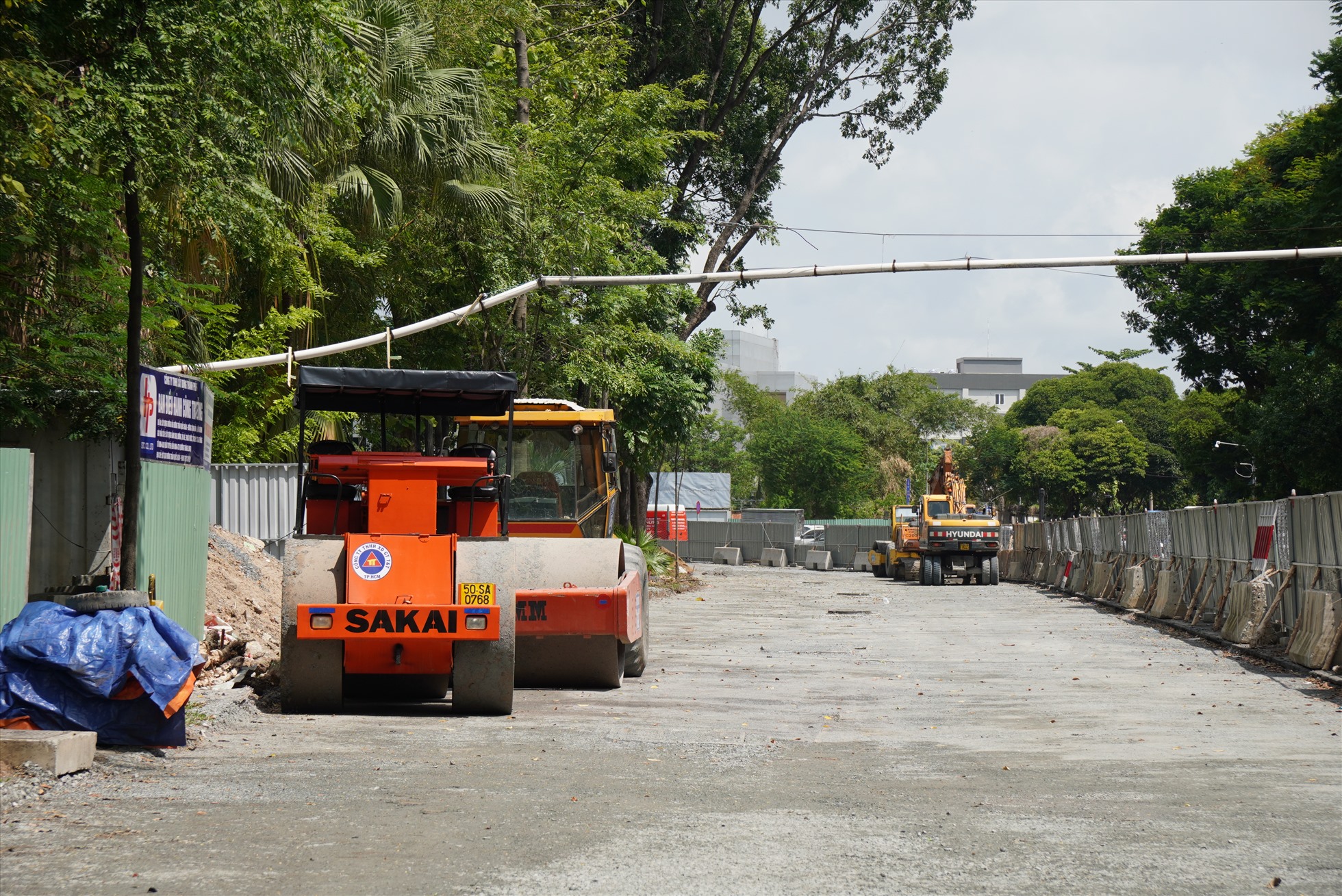Một đoạn thuộc công viên Hoàng Văn Thụ đang được tháo dỡ để mở rộng đường. Một đoạn thuộc công viên Hoàng Văn Thụ đang được tháo dỡ để mở rộng đường. Một đoạn thuộc công viên Hoàng Văn Thụ đang được tháo dỡ để mở rộng đường,  máy móc, phương tiện được huy động đến công trường phục vụ dự án.