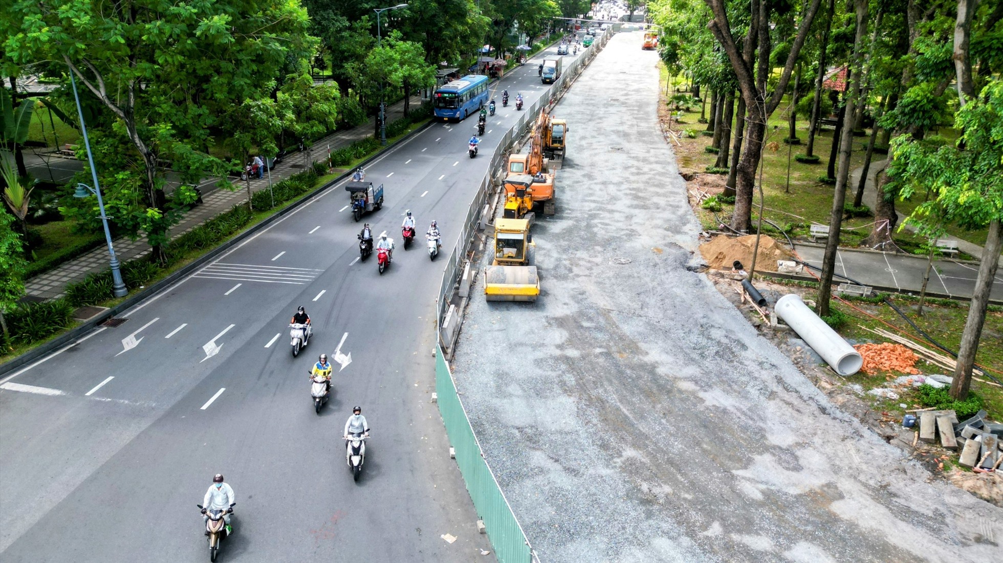 Công viên Hoàng Văn Thụ, quận Tân Bình, bị cắt khoảng 1.600 m2 phục vụ thi công đường nối Trần Quốc Hoàn - Cộng Hoà, giảm ùn tắc cửa ngõ Tân Sơn Nhất.