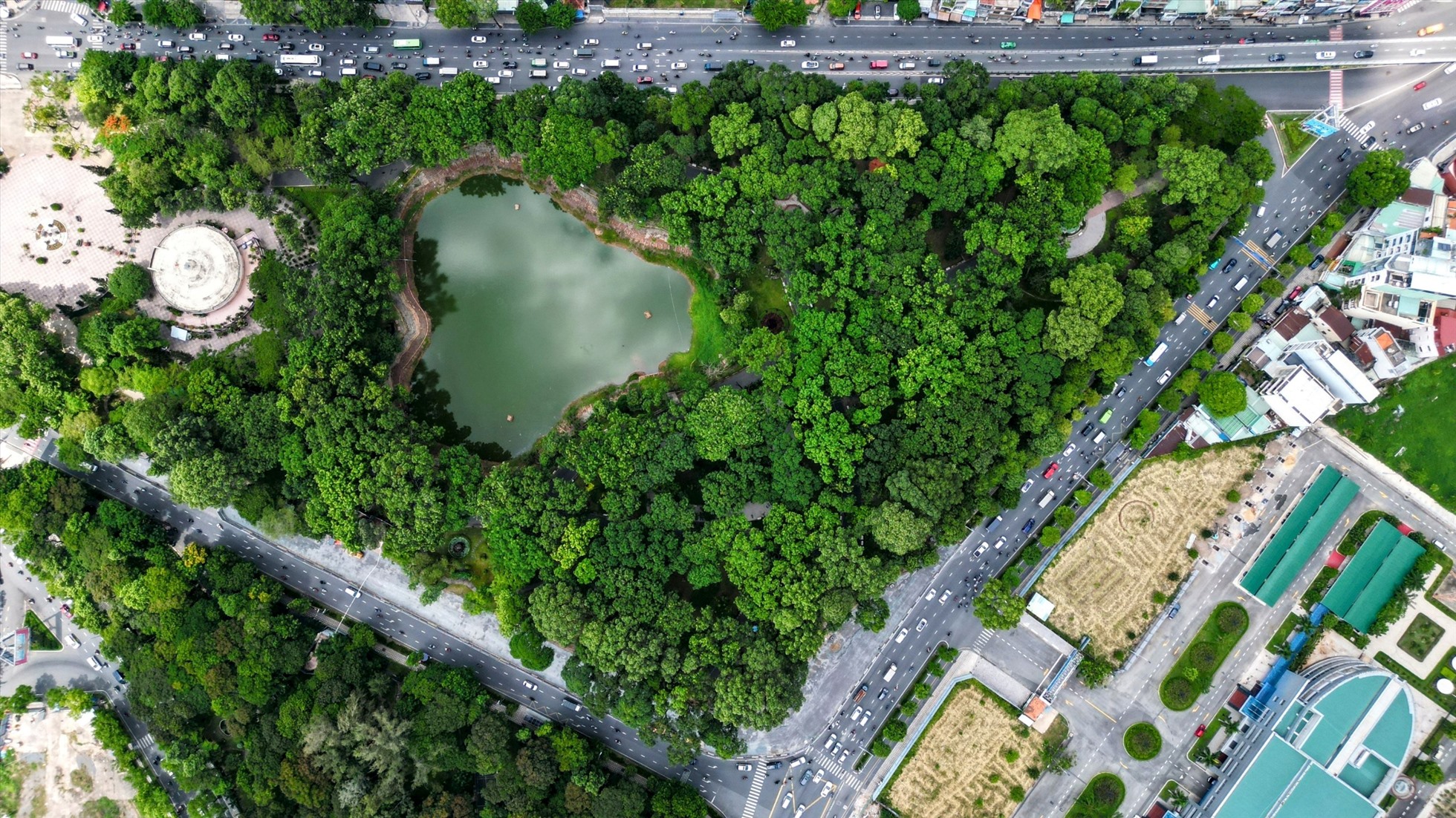 Công viên Hoàng Văn Thụ, quận Tân Bình, bị cắt khoảng 1.600 m2 phục vụ thi công đường nối Trần Quốc Hoàn - Cộng Hoà, giảm ùn tắc cửa ngõ Tân Sơn Nhất.
