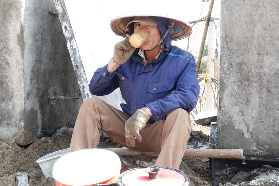 Uống cốc nước đá để làm mát cơ thể mà chống chọi với nắng nóng. Ảnh: Trần Tuấn.