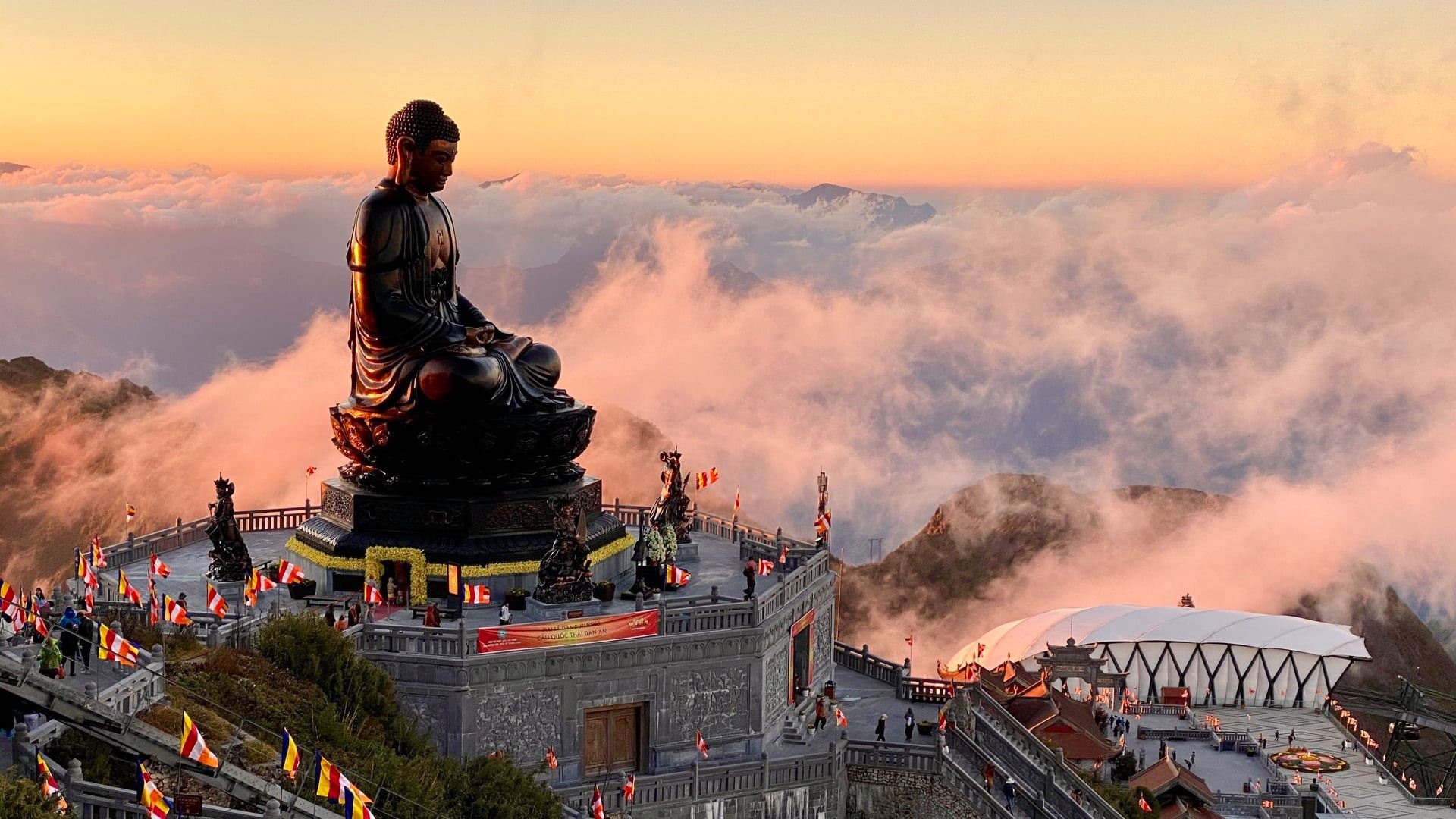 Dọc đường La Hán và các tuyến đường dẫn về quần thể tâm linh được trang hàng với hàng nghìn cờ Phật giáo