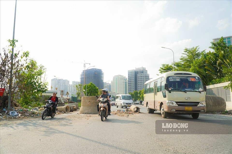 Theo ghi nhận, gần 800m đường mới mở tại ngõ 7 Tôn Thất Thuyết (quận Cầu Giấy, Hà Nội) đã hình thành nhiều bãi rác tự phát, bốc mùi hôi thối gây ô nhiễm môi trường và mất mỹ quan đô thị.