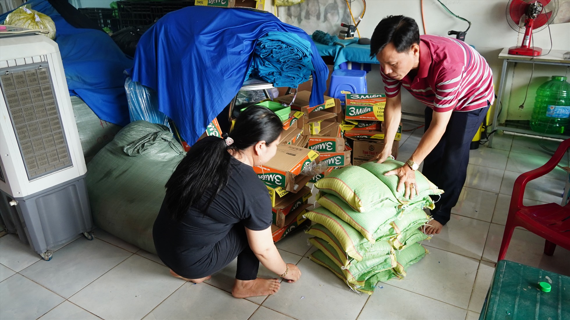 Những bao gạo, gói mì được vợ chồng anh chuẩn bị để giúp đỡ những hoàn cảnh khó khăn. Ảnh: Tạ Quang