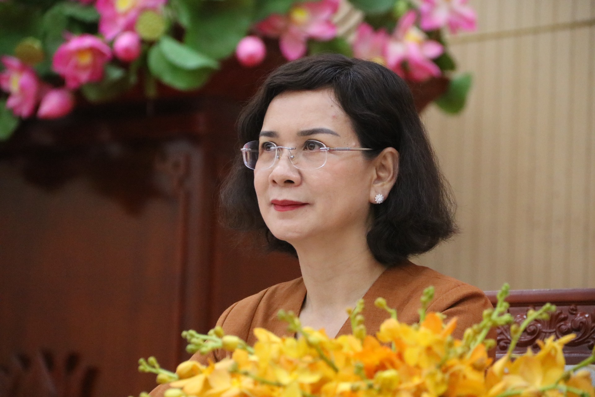 Bà Nguyễn Thị Tuyết Minh - Phó Chủ tịch UBND tỉnh Bình Phước trao đổi phản hồi thông tin với các nhà báo. Ảnh: Đình Trọng