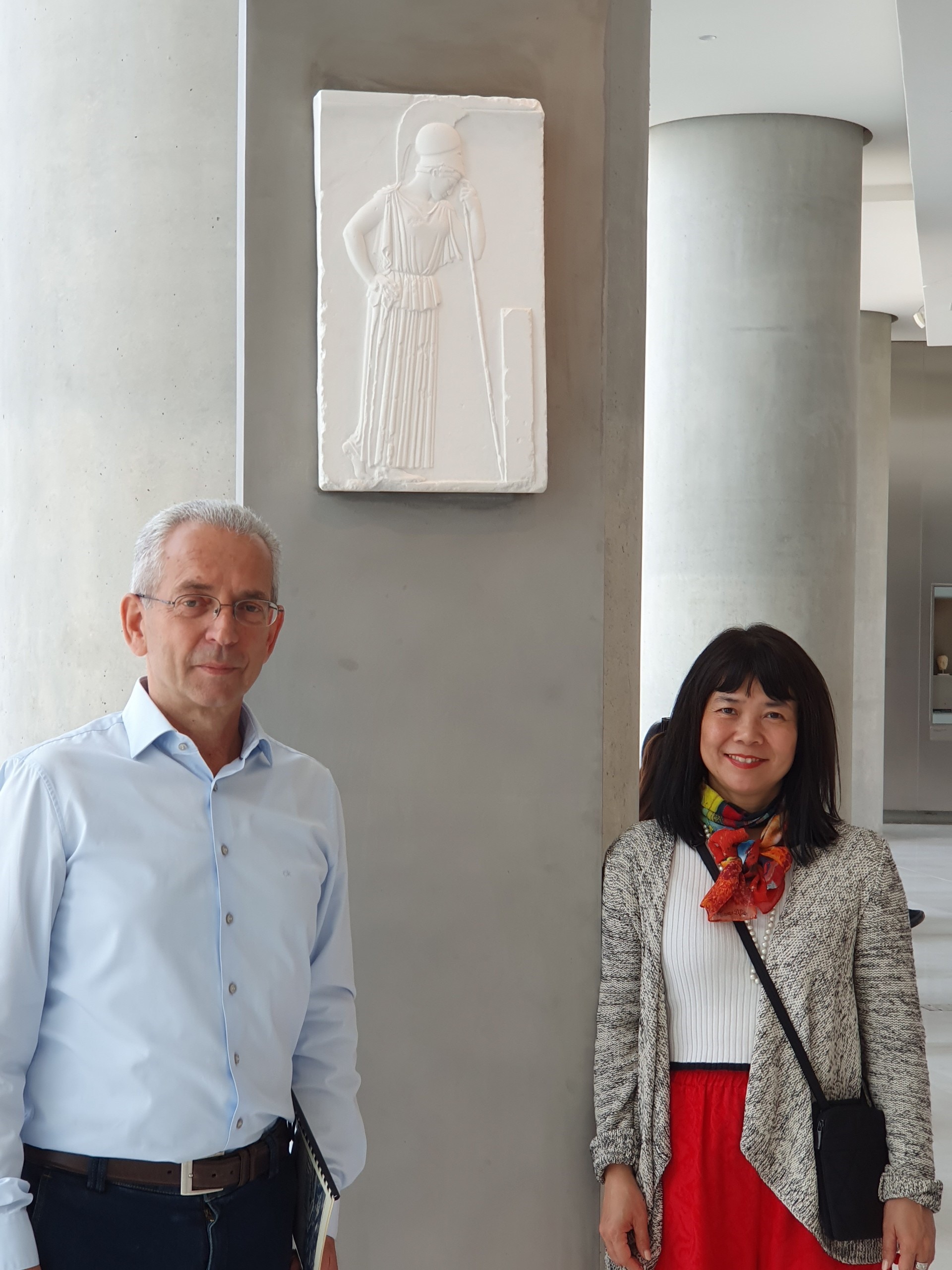 Giáo sư Yannis Fikas và tác giả Kiều Bích Hậu tại bảo tàng Acropolis. Ảnh: Eva L.P