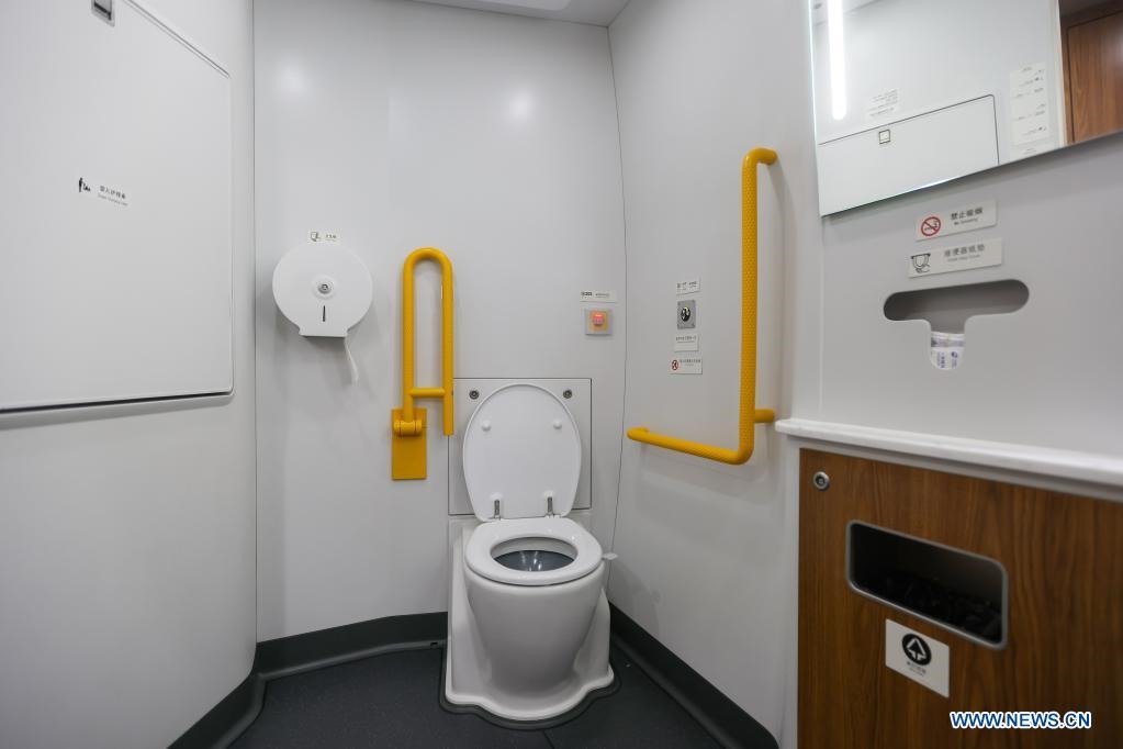Ảnh chụp ngày 25.6.2021 phòng vệ sinh dành cho người khuyết tật trên tàu cao tốc thông minh Phục Hưng. Ảnh: Xinhua
