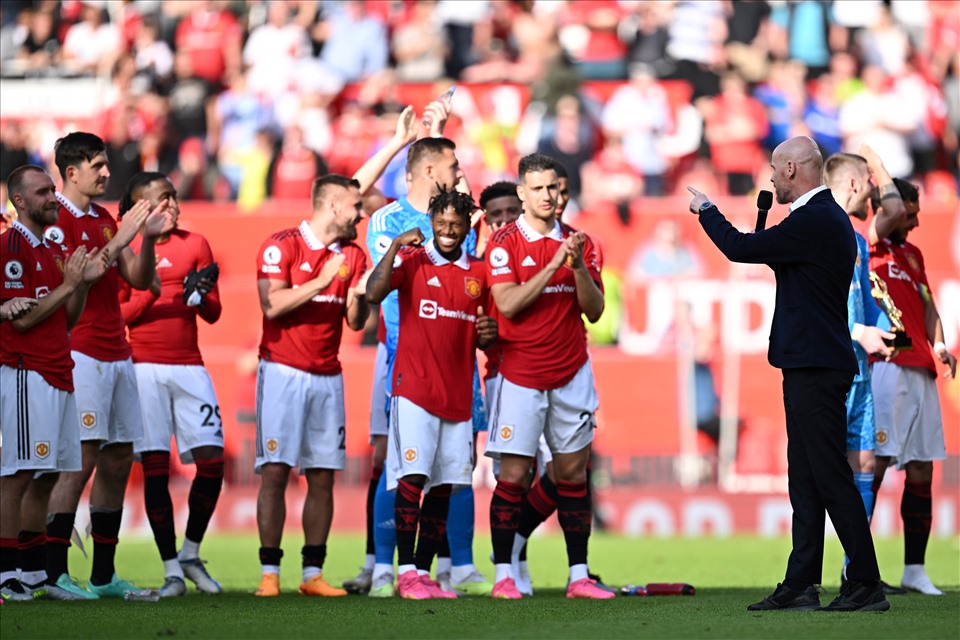Ten Hag cùng các cầu thủ hứa trước hàng vạn cổ động viên sẽ đánh bại Man City tại Wembley. Ảnh: AFP