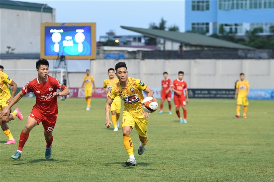 Lâm Ti Phông (vàng) đóng góp 1 bàn thắng cho Thanh Hoá ở V.Legaue 2023. Ảnh: Lan Hương