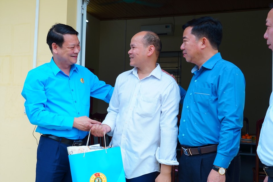 Ông Phạm Việt Dũng, Chủ tịch Liên đoàn Lao động tỉnh Thái Nguyên (bên trái ảnh) trao quà cho đoàn viên. Ảnh: Công đoàn Thái Nguyên